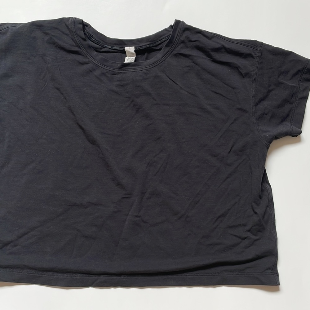 black lululemon tee- boxy cropped athletic tee